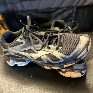 Mizuno black Wave Bolts volleyball court shoes Women’s 10